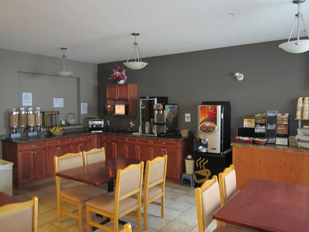 Lakeview Inns & Suites - Fort Nelson Extérieur photo