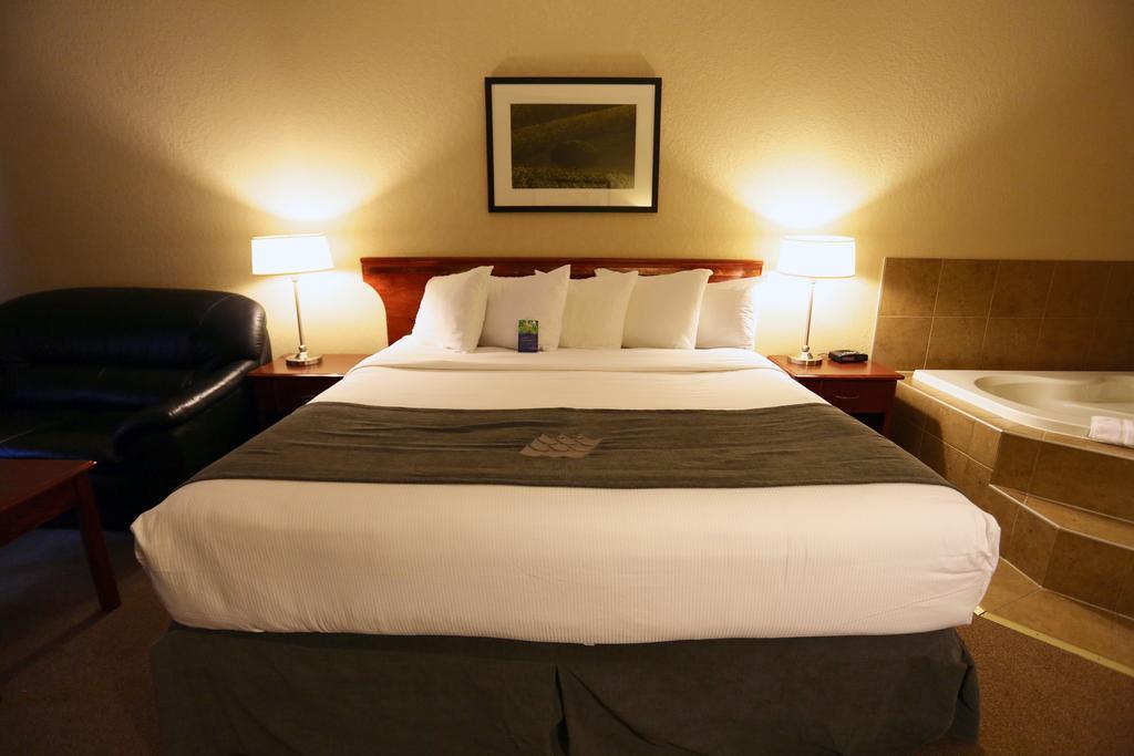 Lakeview Inns & Suites - Fort Nelson Extérieur photo